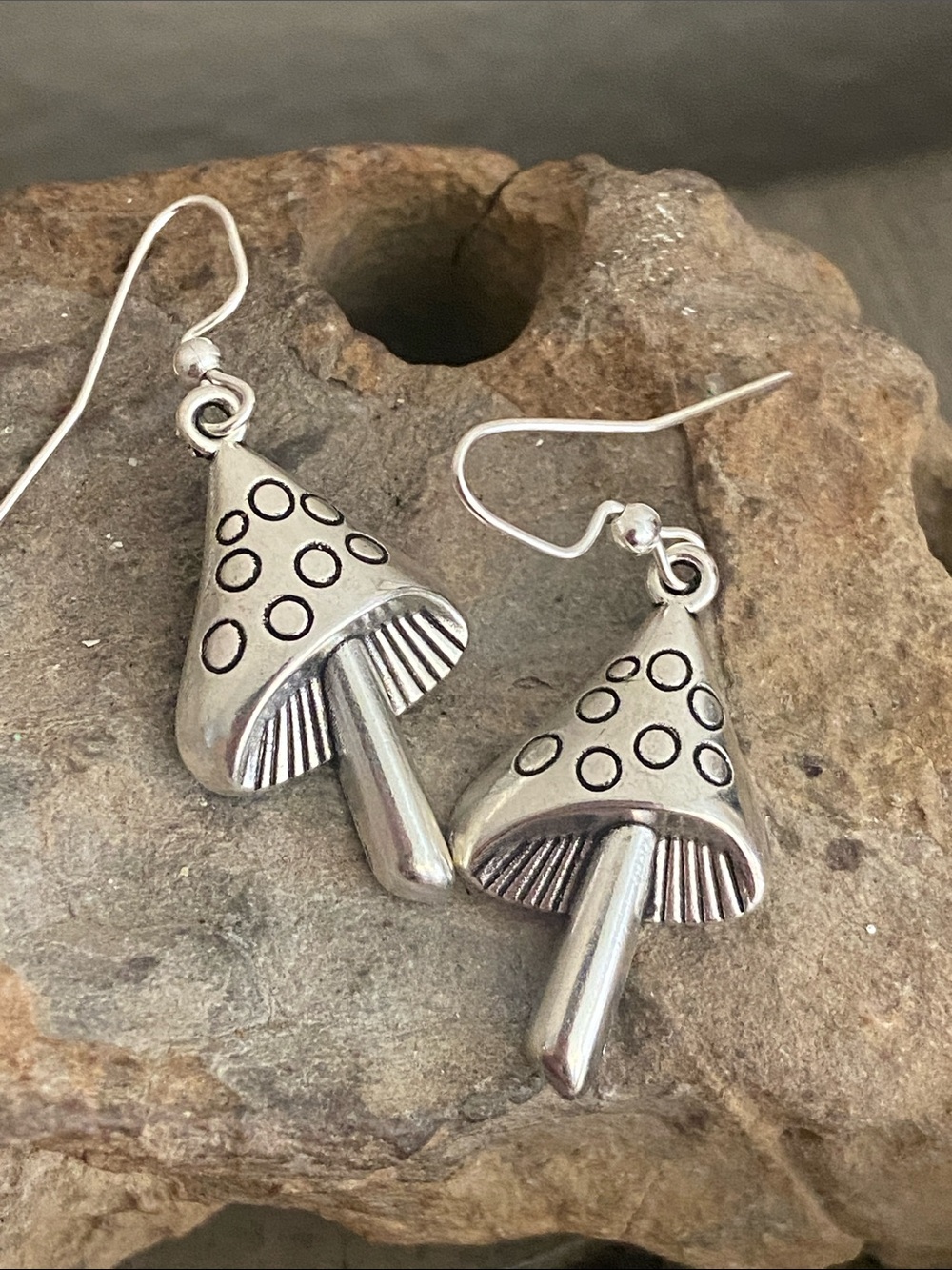 5/$10❤️❤️❤️NEW SILVER TONE ZINC ALLOY DANGLING MUSHROOM EARRINGS